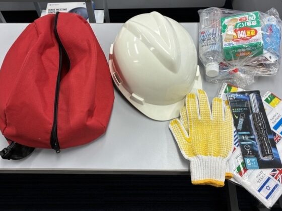 机上に並べられた防災用品