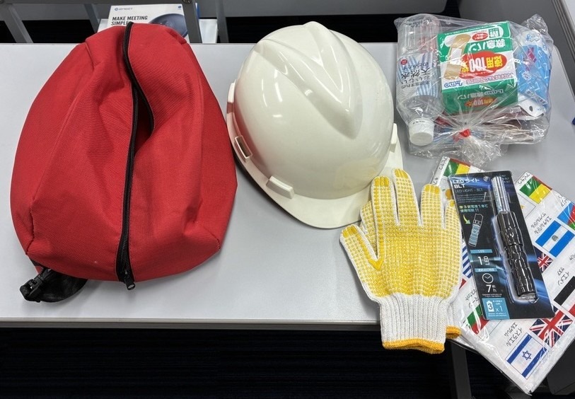 机上に並べられた防災用品