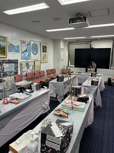 花見用にセッティングされた会議室の様子